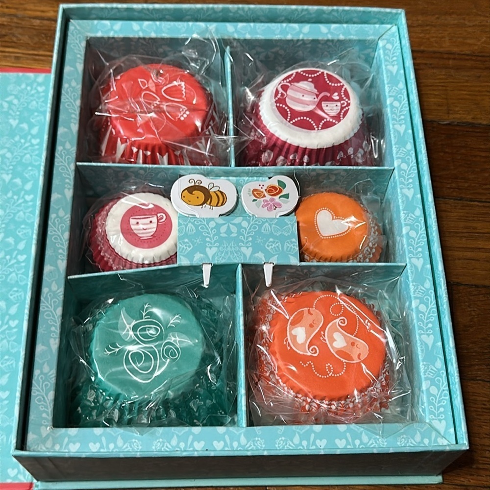 Usborne Children’s Cupcake Kit, Book + Supplies - Picture 3 of 5